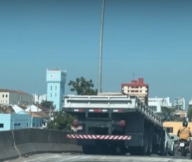 motociclista-e-arremessado-no-rio-paraiba-do-sul-apos-bater-em-caminhao,-em-campos