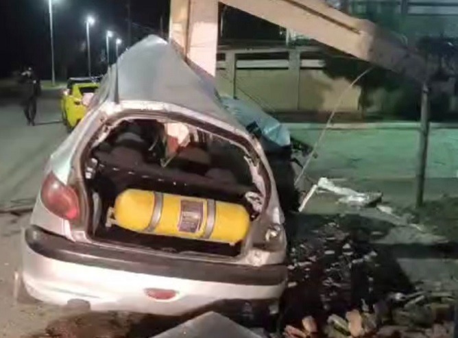 carro-fica-destruido-apos-bater-em-poste,-em-grussai