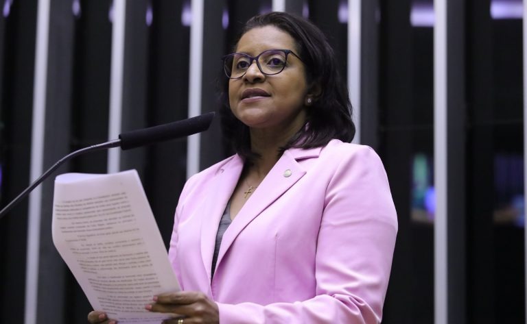 camara-aprova-projeto-que-aumenta-pena-de-feminicidio-e-veta-agressor-em-cargo-publico