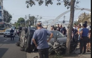​duas-pessoas-ficam-feridas-apos-carro-tombar-na-beira-valao