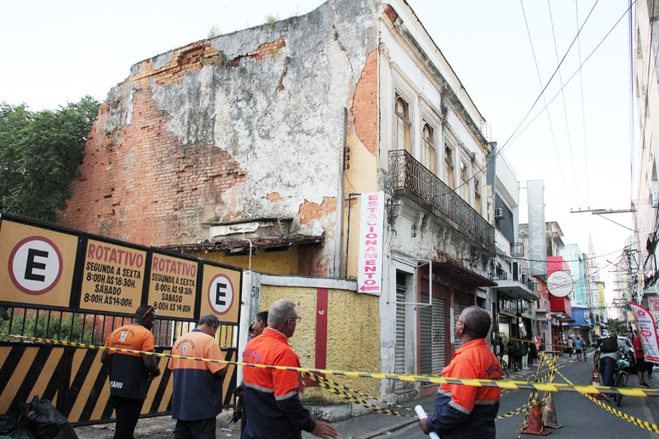 predio-em-situacao-de-risco-na-rua-lacerda-sobrinho-e-interditado-pela-defesa-civil