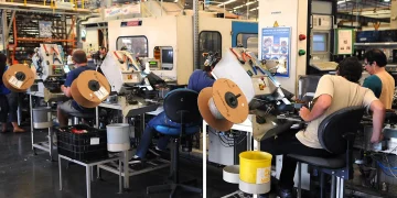 ibge:-industria-recua-em-sete-dos-15-locais-pesquisados-em-fevereiro