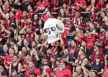o-atleticanismo-de-petraglia-acabou.-com-o-dedo-do-meio-para-a-torcida-e-ingresso-de-r$150