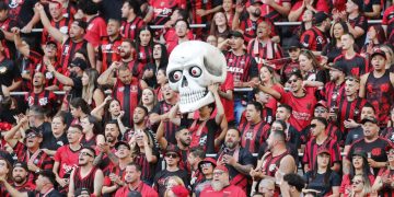 o-atleticanismo-de-petraglia-acabou.-com-o-dedo-do-meio-para-a-torcida-e-ingresso-de-r$150