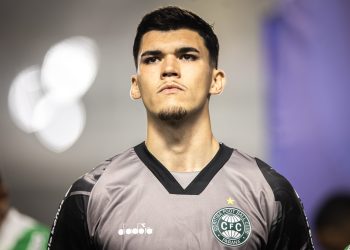 coritiba:-com-mao-enfaixada,-morisco-volta-aos-treinos-e-quer-acelerar-recuperacao