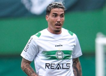 coritiba-vence-com-marcas-ineditas-na-serie-b-e-apagao-no-estadio