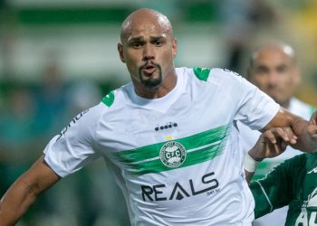 atacante-do-coritiba-revela-drama-familiar-apos-primeiro-gol-na-serie-b