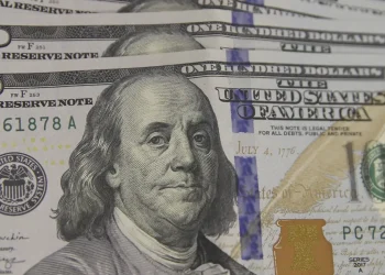 dolar-cai-pela-sexta-vez-seguida-e-fecha-em-r$-5,68