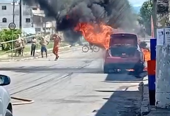carro-pega-fogo-em-frente-ao-cemiterio-do-caju-em-campos;-bombeiros-contem-chamas