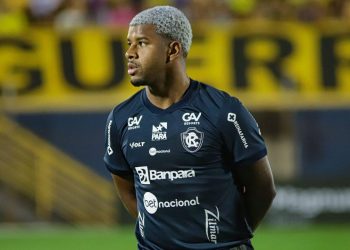 ex-athletico-sofre-choque-de-cabeca-em-classico-e-esta-na-uti