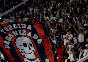 torcedores-do-athletico-hostilizam-jogadores-e-diretoria:-“lixo,-vergonha,-pede-pra-sair”