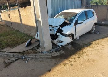 colisao-entre-carro-e-poste-deixa-tres-homens-feridos-em-campos-–-jornal-a-voz-de-campos