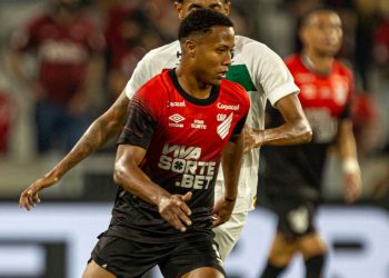 atacante-isaac-pede-desculpas-a-torcida-do-athletico: