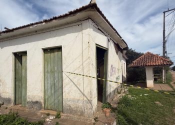 defesa-civil-interdita-imovel-antigo-na-estrada-de-babosa,-na-baixada-campista
