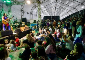 bia-bedran-canta-e-encanta-criancas-e-adultos-neste-sabado-na-12a-bienal-do-livro
