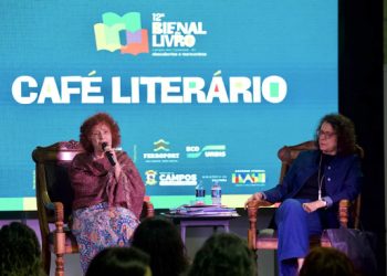 roseana-murray-fala-sobre-poesia-no-cafe-literario-da-12a-bienal-do-livro