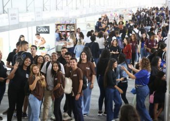 alunos-das-redes-municipal,-estadual-e-particular-presentes-na-12a-bienal-do-livro