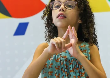 enem:-publicado-o-edital-em-libras-destinado-a-pessoas-com-deficiencia
