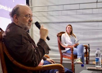 ia:-relacao-de-amor-e-odio-quando-se-fala-de-coescrita-a-mesa-na-12a-bienal-do-livro