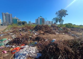 rotina:-prefeitura-realiza-limpeza-de-areas-de-descarte-irregular-de-lixo