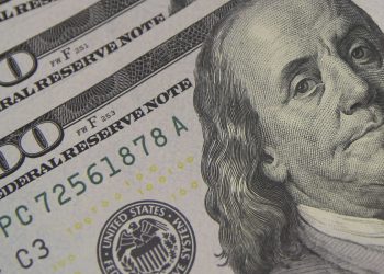 dolar-cai-para-r$-5,56-a-espera-de-pacote-fiscal