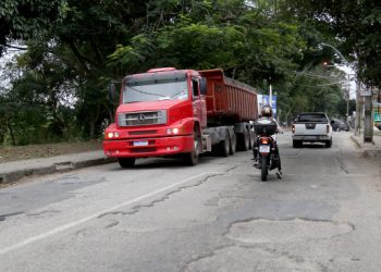 tecnicos-avaliam-danos-causados-por-trafego-pesado-na-beira-valao
