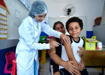 saude-e-educacao-promovem-imunizacao-contra-dengue-em-escolas-municipais