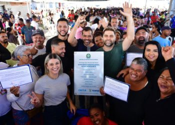 prefeito-entrega-titulos-de-posse-aos-moradores-do-residencial-novo-horizonte