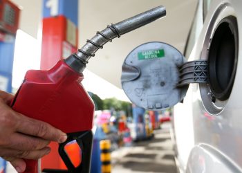 combustivel:-governo-preve-queda-de-preco-se-petroleo-mantiver-cotacao