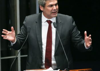 lider-do-pt-na-camara-diz-que-tarifas-de-trump-sao-ataque-a-democracia