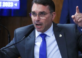 flavio-bolsonaro-desembarca-na-europa-durante-operacao-na-casa-do-pai