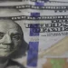 dolar-inicia-a-semana-em-queda-e-fecha-a-r$-5,56