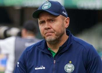Técnico do Coritiba mira evolução e dobra a aposta nos atacantes