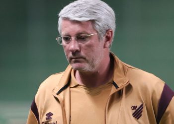 Odair protege zagueiro do Athletico após erro: “Vai aprender na dor”