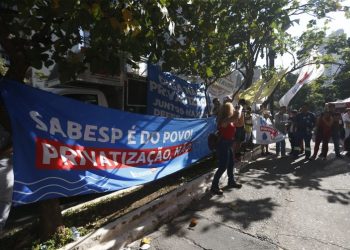 Após privatização, Sabesp registra mais receita, demissão e vazamentos