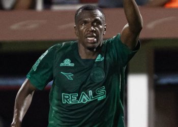 Com um a menos, Coritiba vence fora de casa e assume liderança