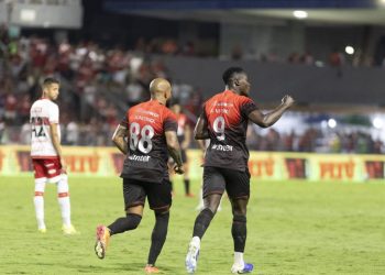Athletico acaba com a zica na Série B e volta a sonhar com acesso