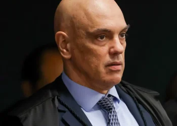 Moraes dá 48h para Bolsonaro explicar documento com pedido de asilo