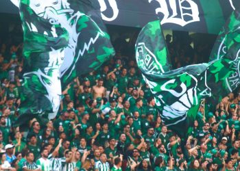 Torcedores do Coritiba se queixam de atendimento no Couto