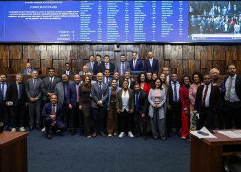 Na Alerj, Bacellar recebe carinho da direita, esquerda e centro