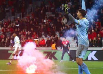 Torcida do Athletico explode, árbitro encerra a partida e clube pode ser punido