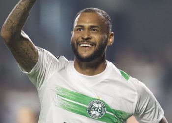 Atacante ex-Coritiba sai do banco, marca dois gols e decide na Liga Europa