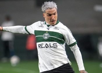 Coritiba tropeça contra a Chapecoense e amplia jejum no Couto