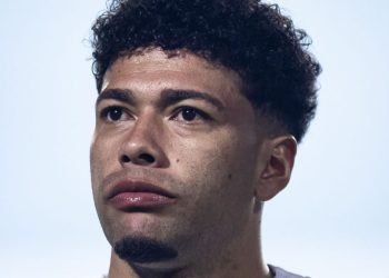 Volante do Coritiba dispara contra arbitragem após expulsão