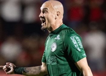 Coritiba tem invencibilidade com zagueiro na Série B