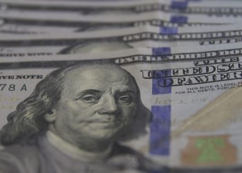 Dólar cai para R$ 5,39 com expectativa de corte de juros nos EUA