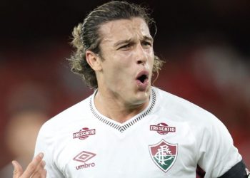 Gringo ex-Athletico marca golaço em vitória do Fluminense na Sul-Americana