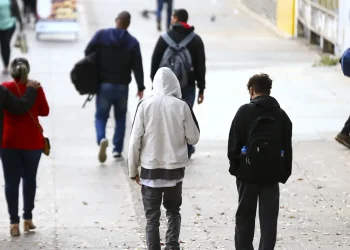Sul e Sudeste começam semana com frio; alerta de seca no Centro-Oeste