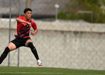 Camisa 10, filho de ídolo ganha fama com golaços na base do Athletico