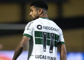 Coritiba marca no fim, desbanca rival pelo acesso e vira líder da Série B